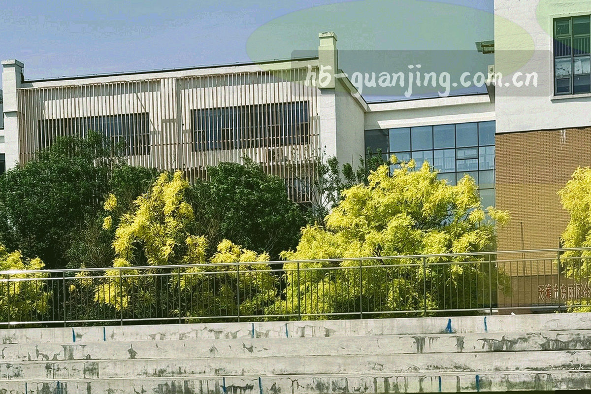 抽象箭头、名单线与档案标签组成的信息图，信号橙强调转会流动方向