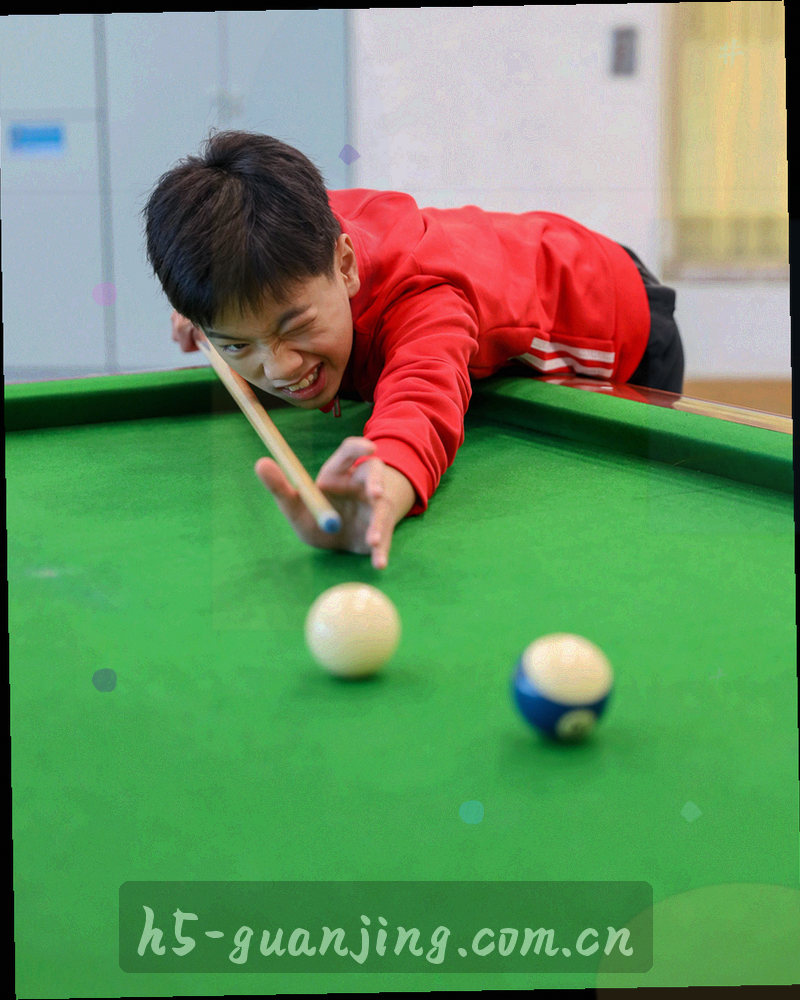 深墨绿底上的战术线条、箭头与区域标记示意
