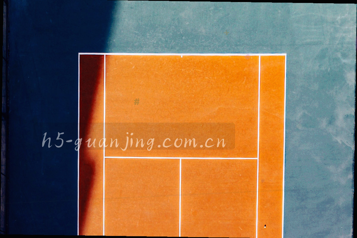 夜间办公区工位的俯拍画面，屏幕上显示赛事数据表格，画面中没有可辨识的人脸